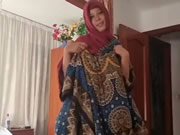 Арабская шлюха в красном хиджабе